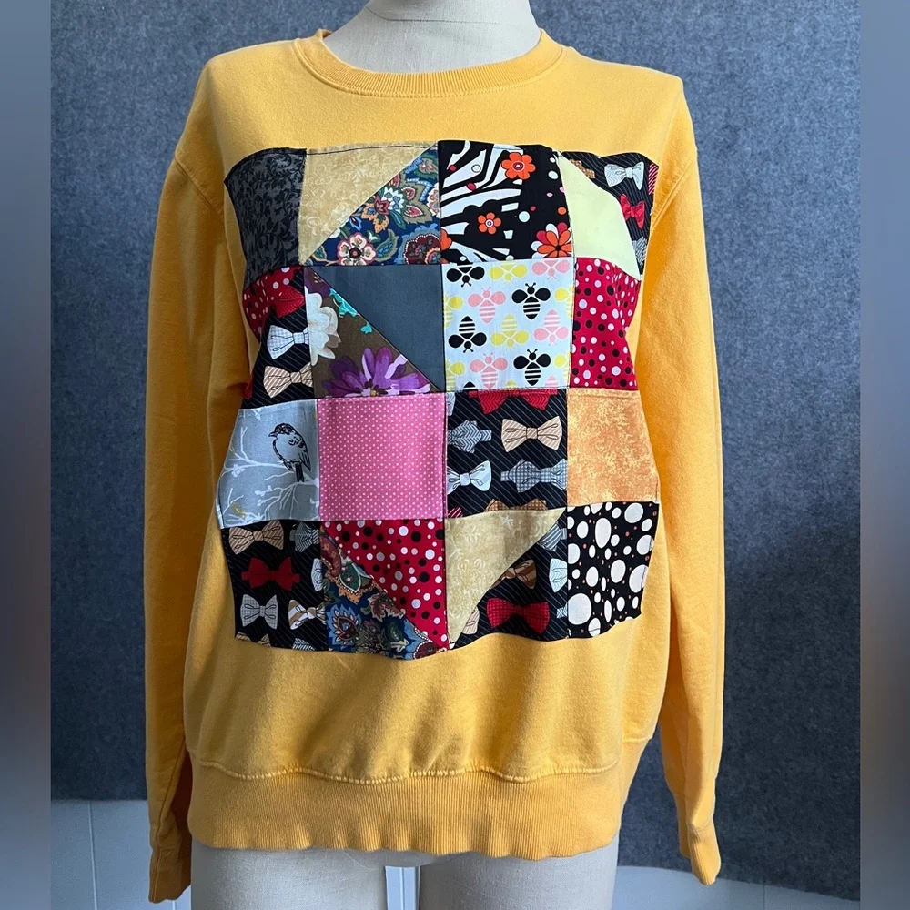 Quilty Sweatshirt! 🐝 - Picture 4 of 16
